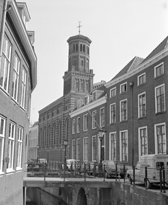 882287 Gezicht op panden aan de Kromme Nieuwegracht te Utrecht met de Remonstrantse kerk (Kromme Nieuwegracht 62).